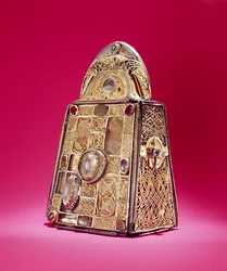 Het schrijn van de bel van St. Patrick, uit Armagh, Ierland, c.1100 (brons met zilver en goud filigraan kristal en glas)